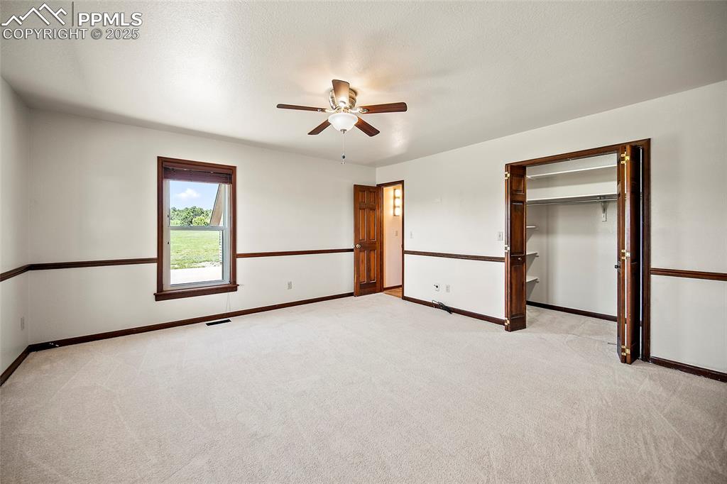 Image 19 of 50: Bedroom