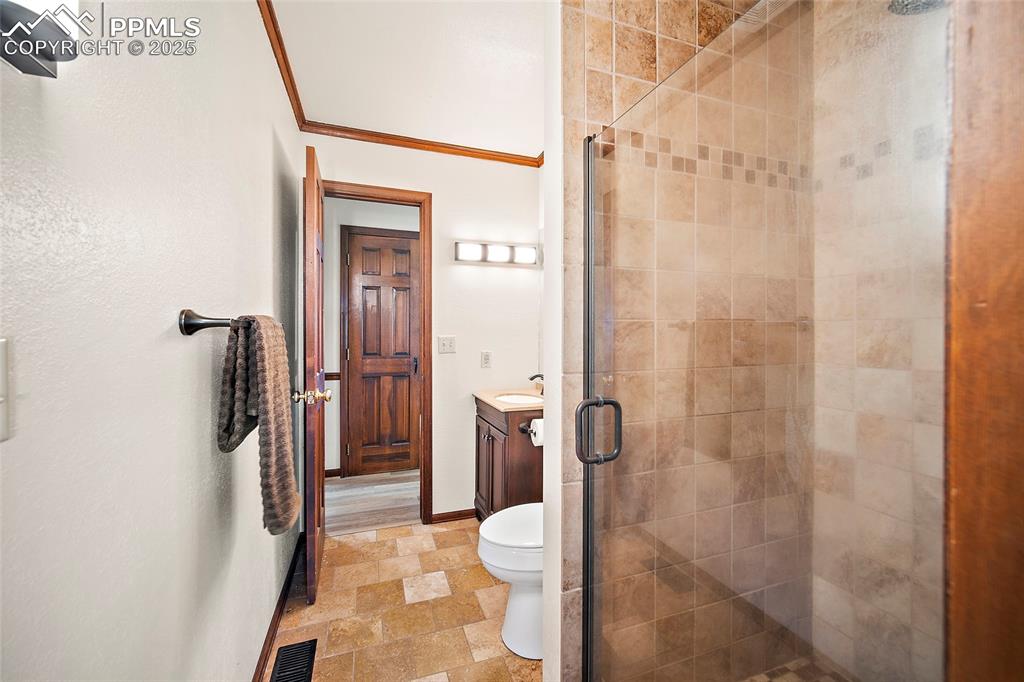 Image 21 of 50: Bathroom