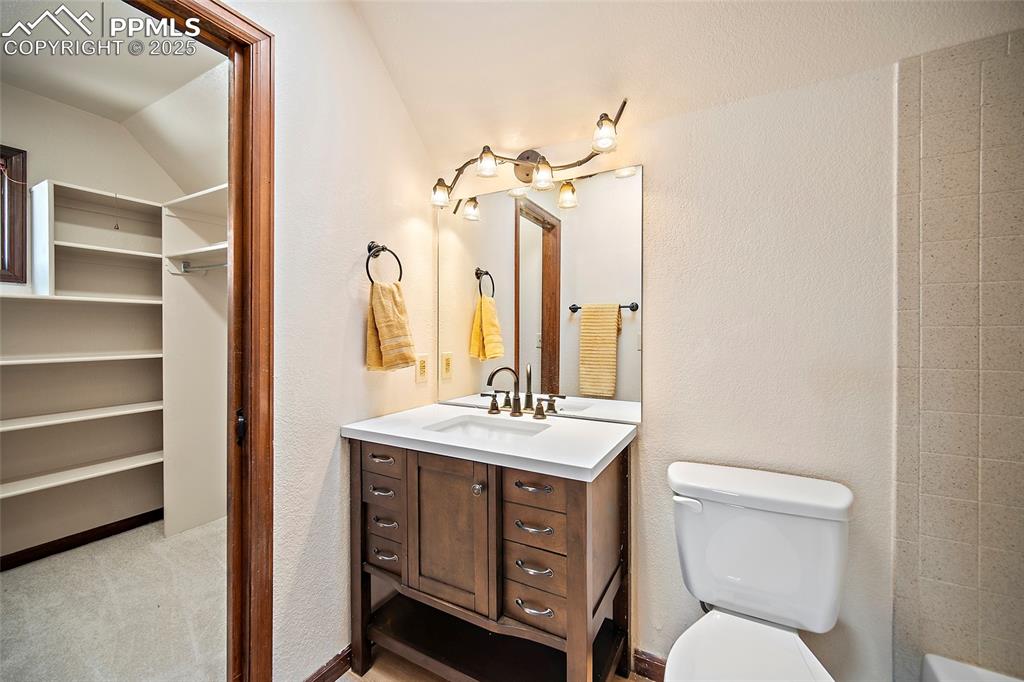 Image 24 of 50: Bathroom