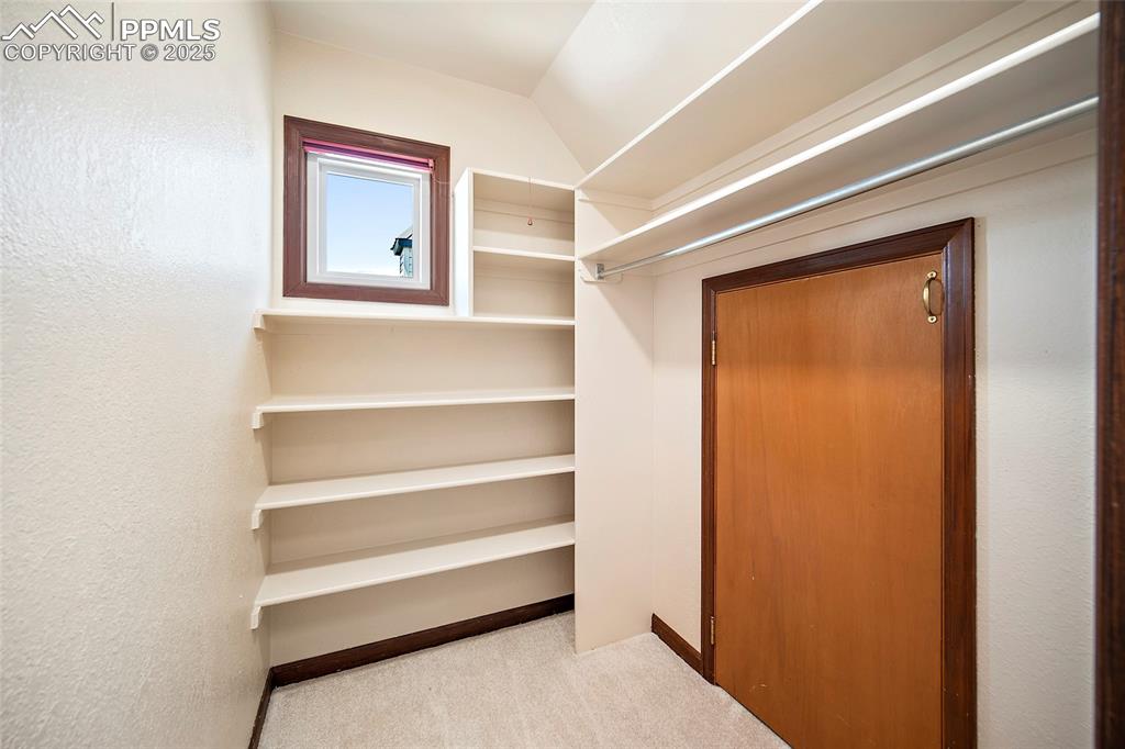 Image 25 of 50: Closet