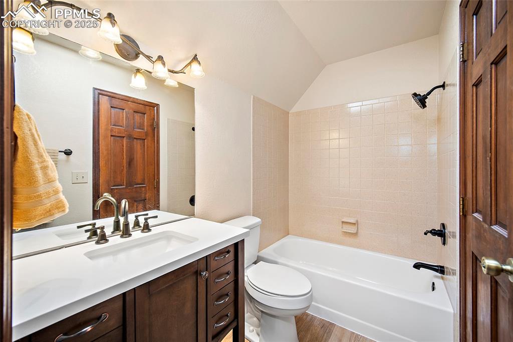 Image 26 of 50: Bathroom