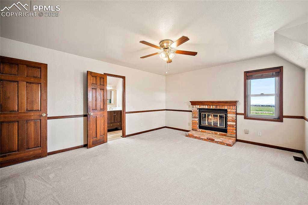 Image 29 of 50: Living Room