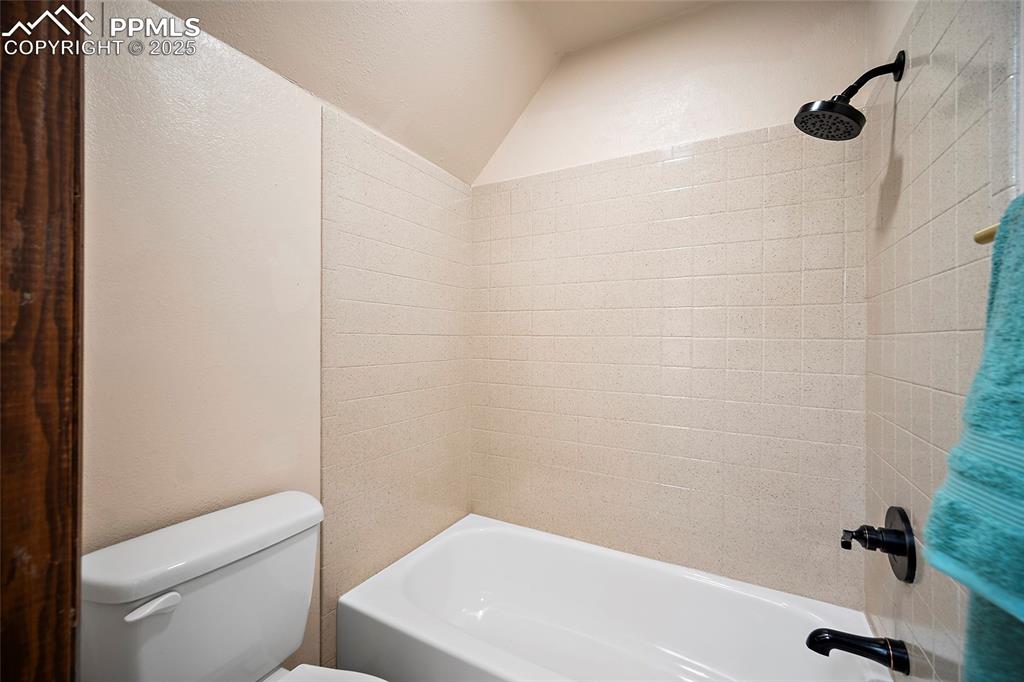 Image 31 of 50: Bathroom