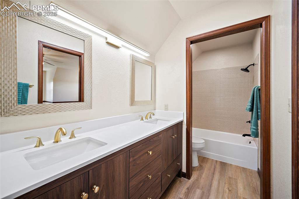 Image 33 of 50: Bathroom