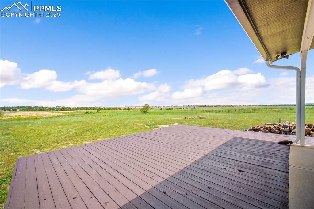 Image 34 of 50: Deck