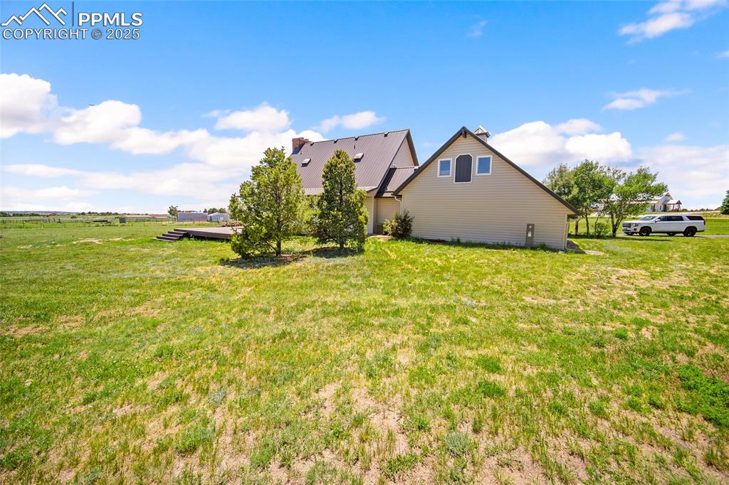 Image 38 of 50: Yard