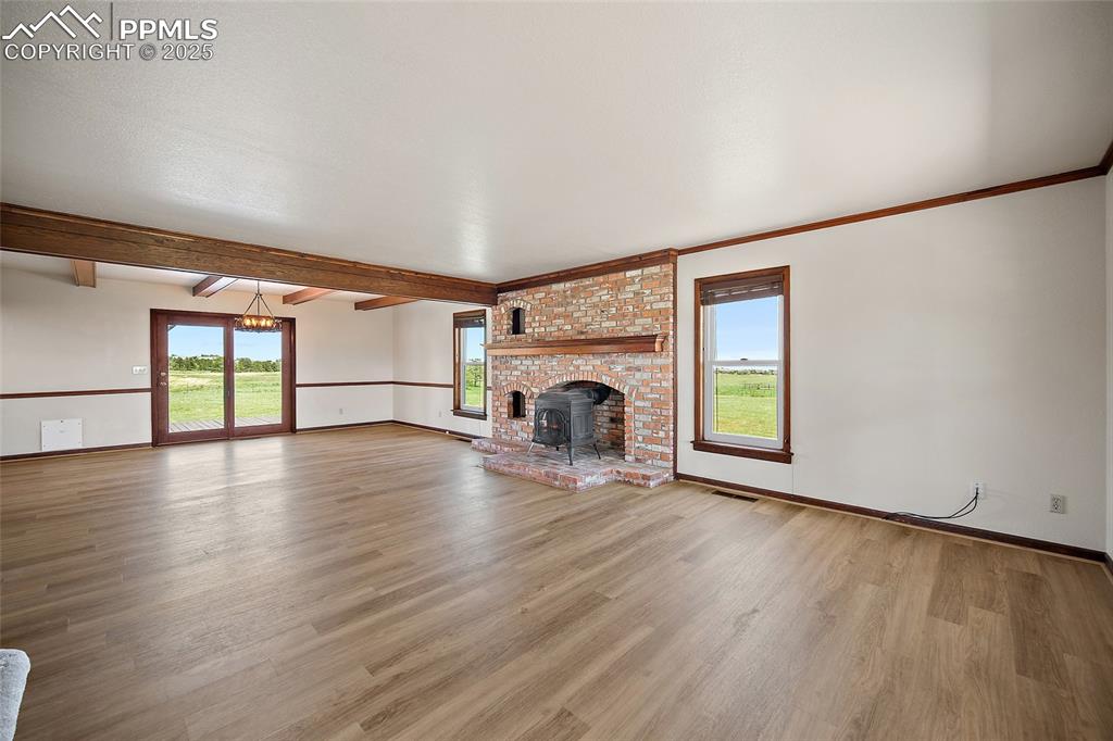 Image 4 of 50: Living Room