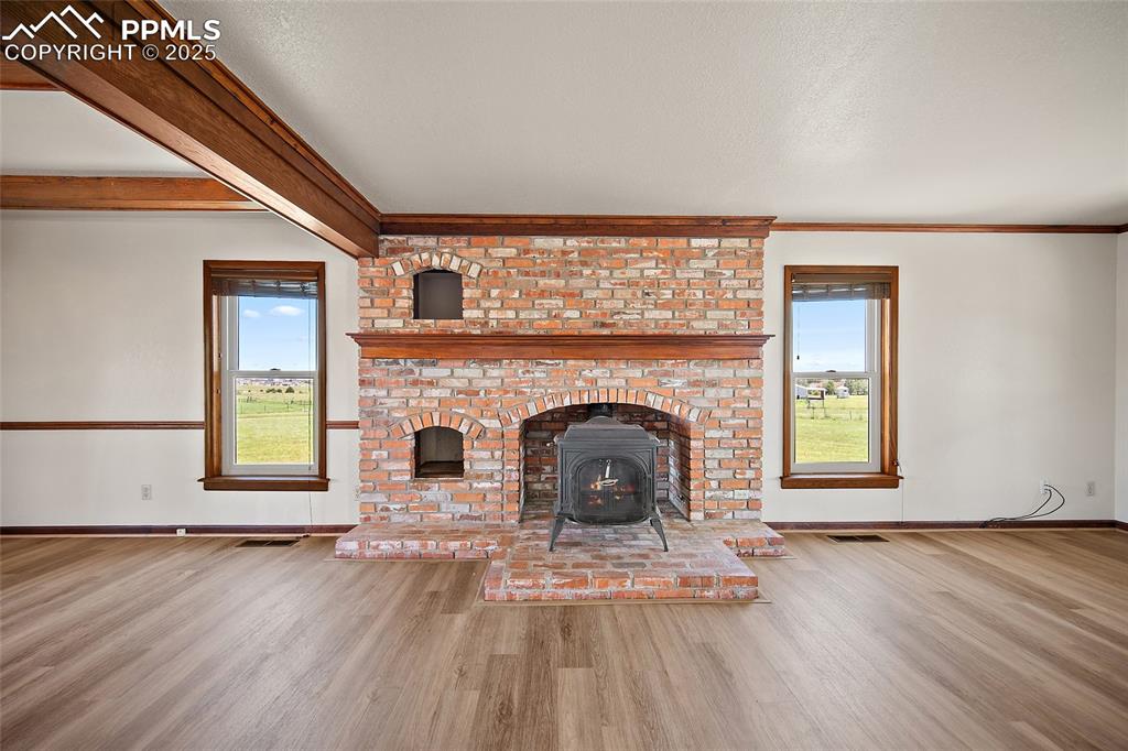 Image 6 of 50: Living Room