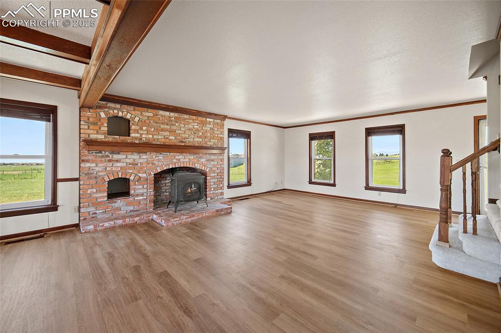 Image 8 of 50: Living Room