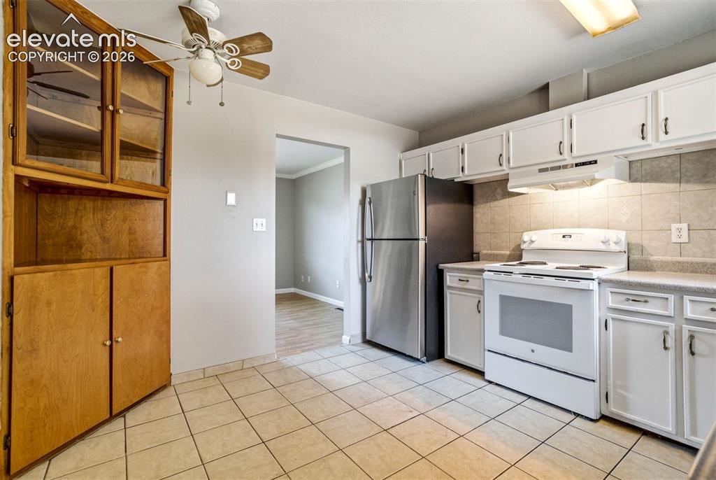 Image 10 of 44: Kitchen