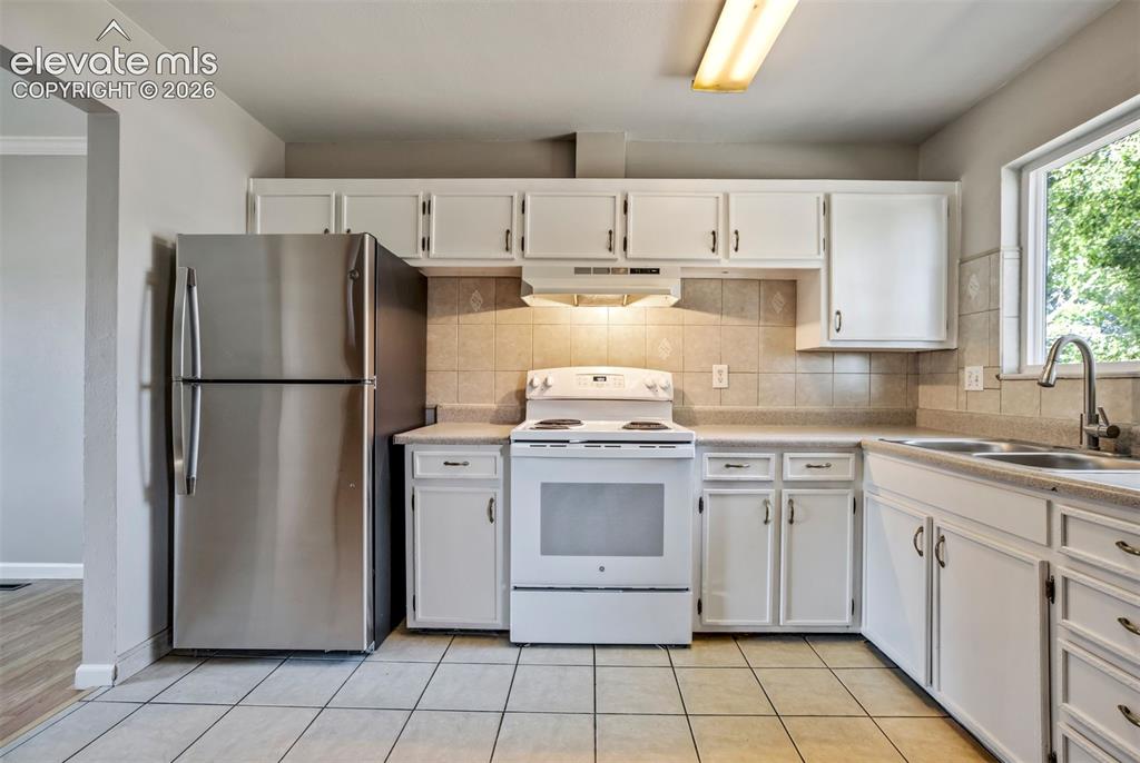 Image 11 of 44: Kitchen