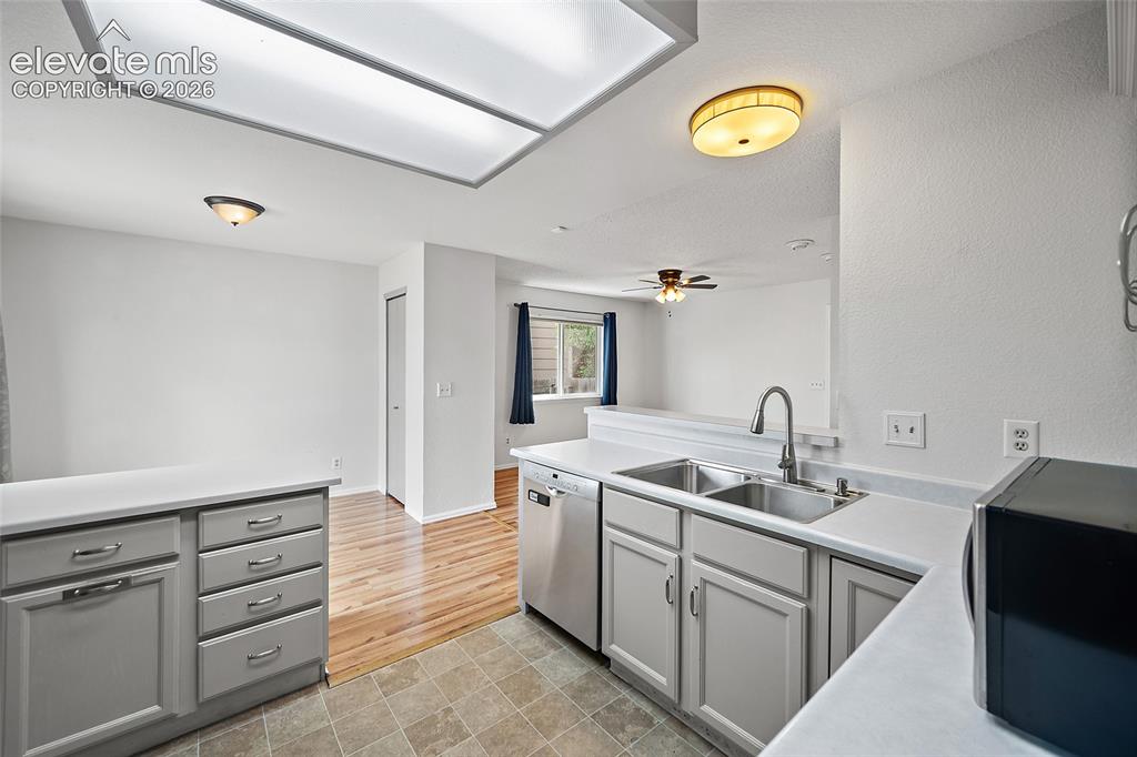 Image 10 of 50: Kitchen