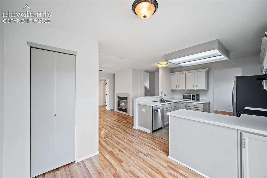Image 12 of 50: Kitchen