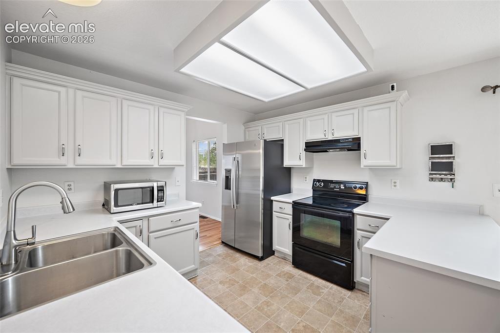 Image 8 of 50: Kitchen
