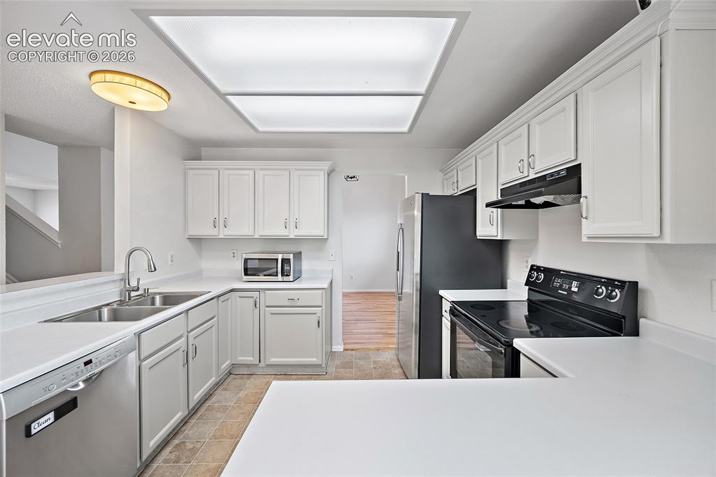 Image 9 of 50: Kitchen