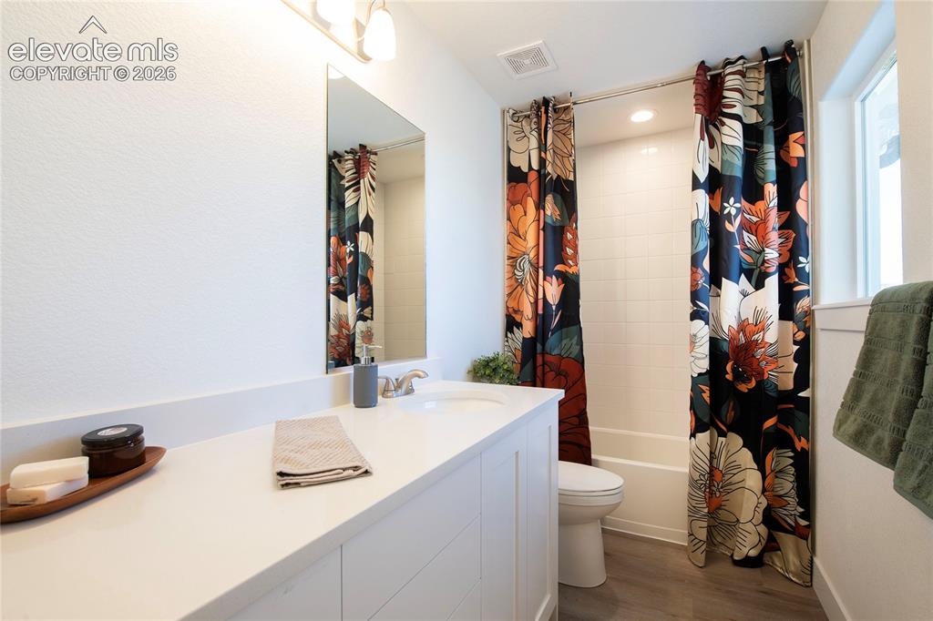 Image 14 of 25: Bathroom