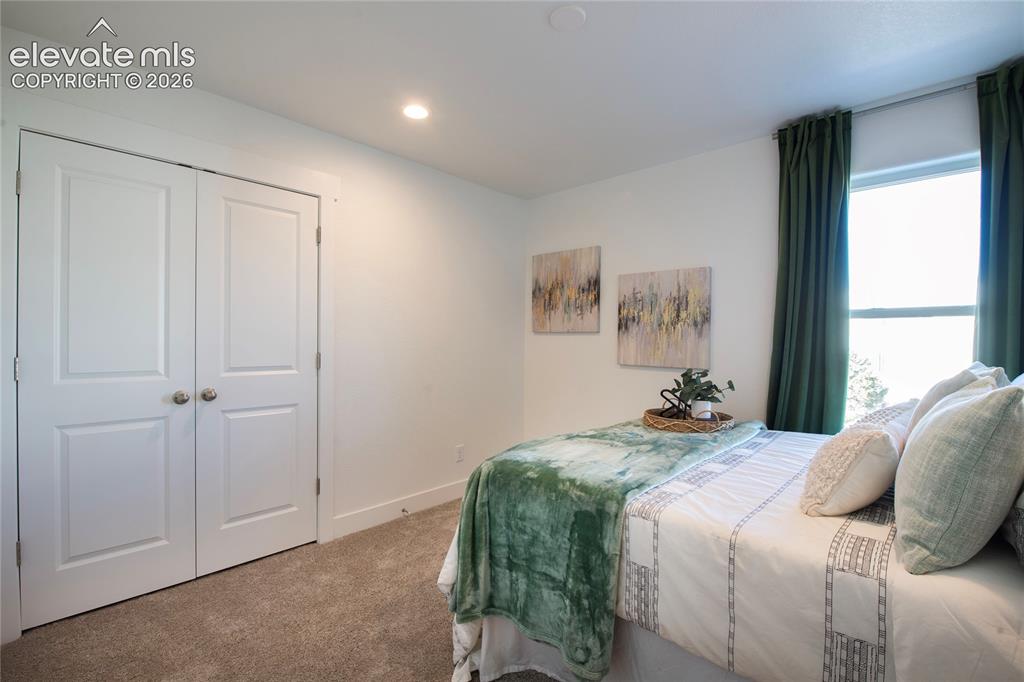 Image 18 of 25: Bedroom