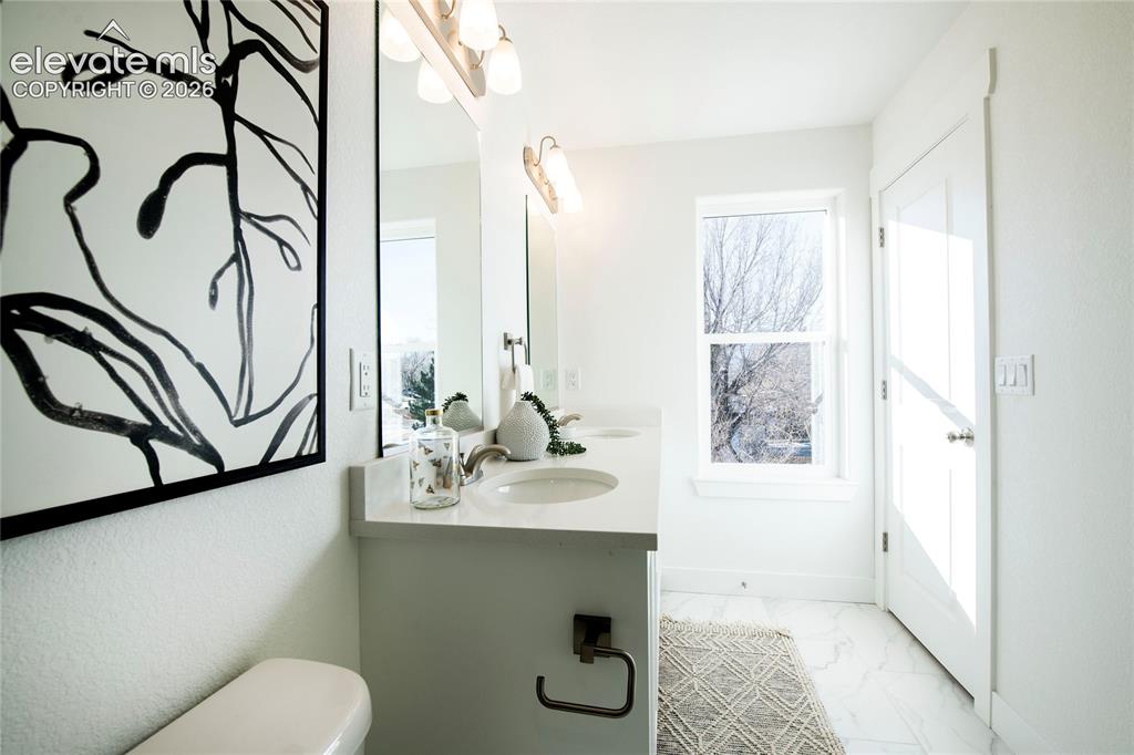 Image 22 of 25: Bathroom