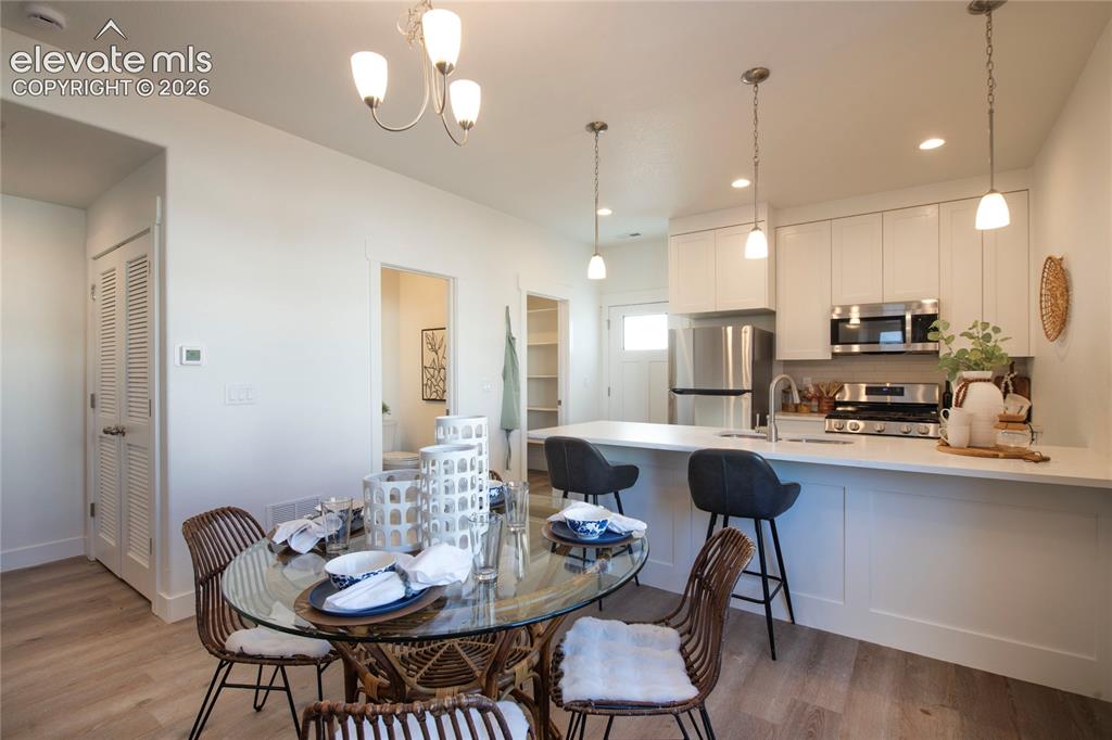 Image 7 of 25: Dining Area