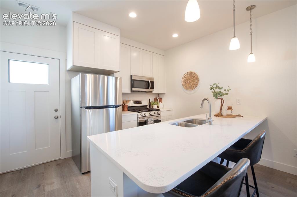 Image 8 of 25: Kitchen