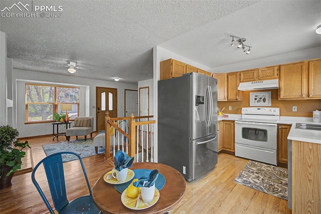 Image 14 of 35: Kitchen