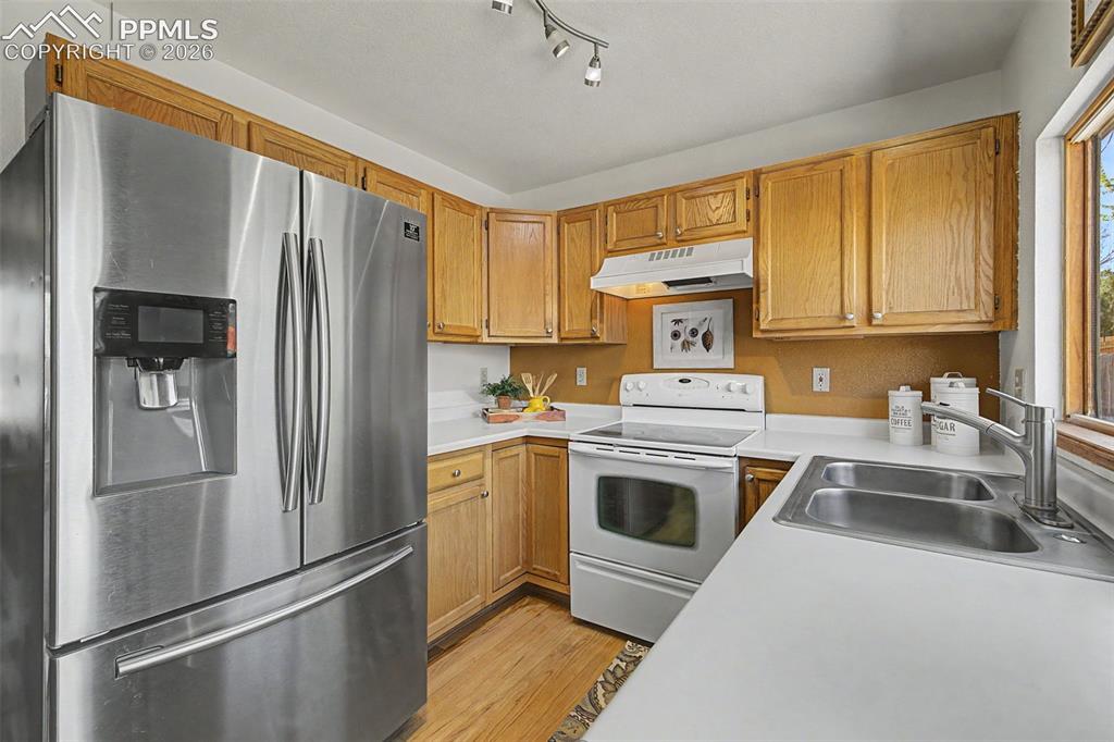 Image 15 of 35: Kitchen