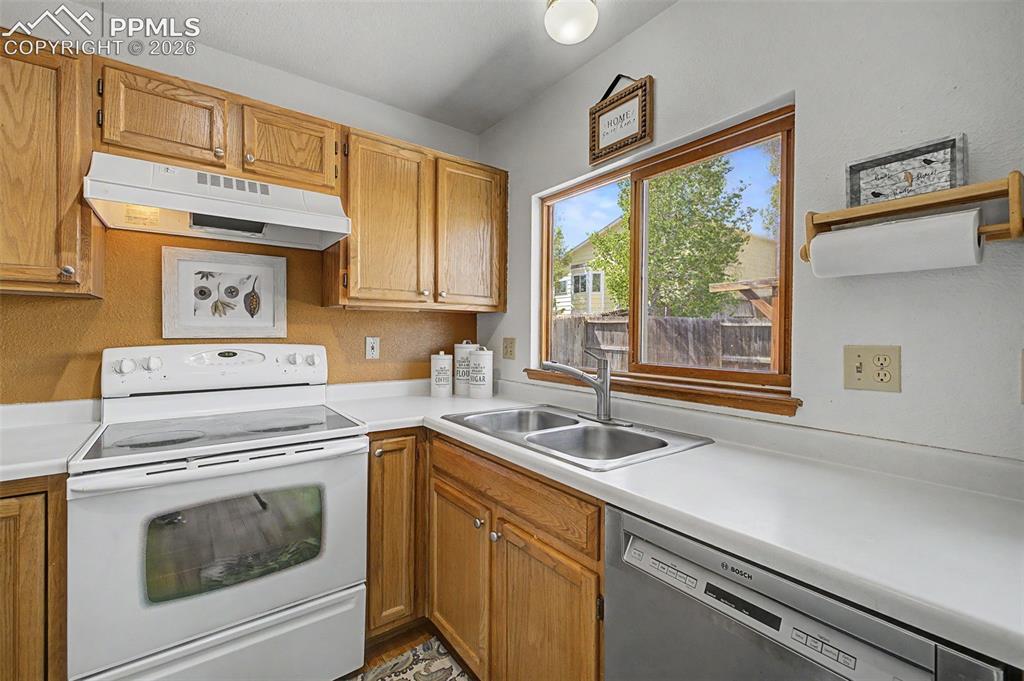 Image 16 of 35: Kitchen