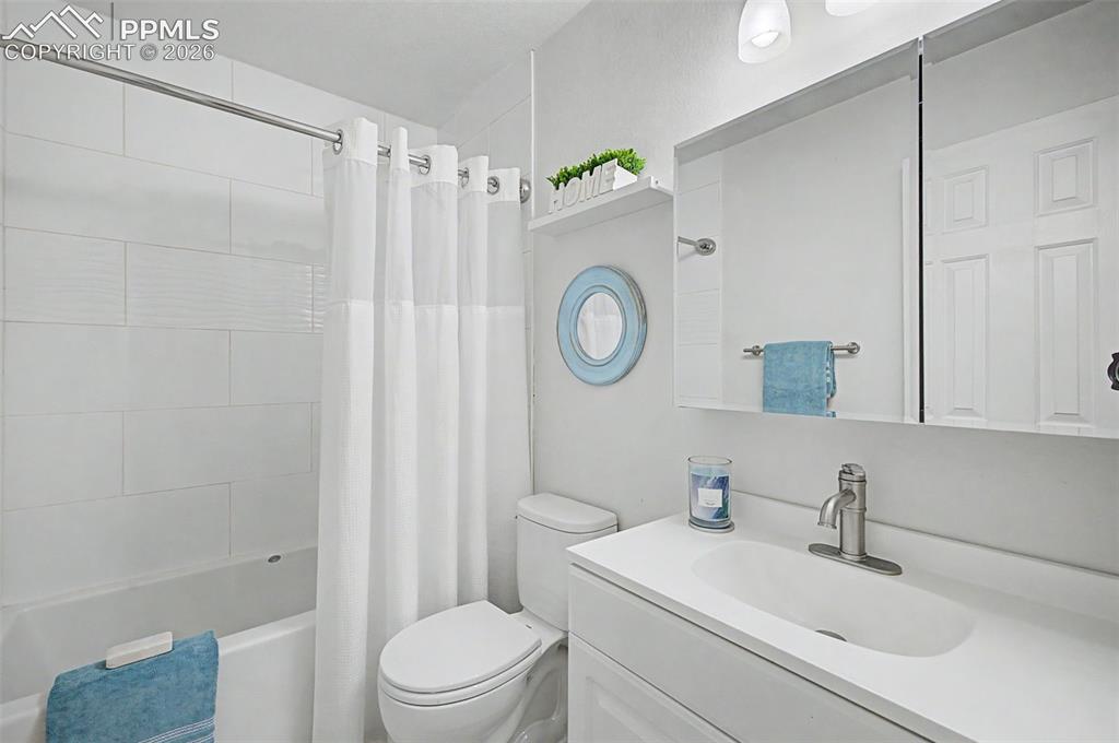 Image 19 of 35: Bathroom
