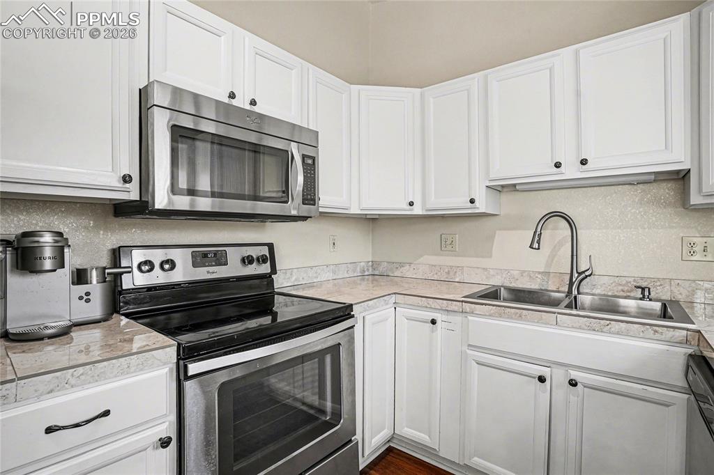 Image 10 of 41: Kitchen