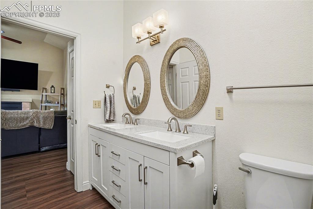 Image 14 of 41: Bathroom