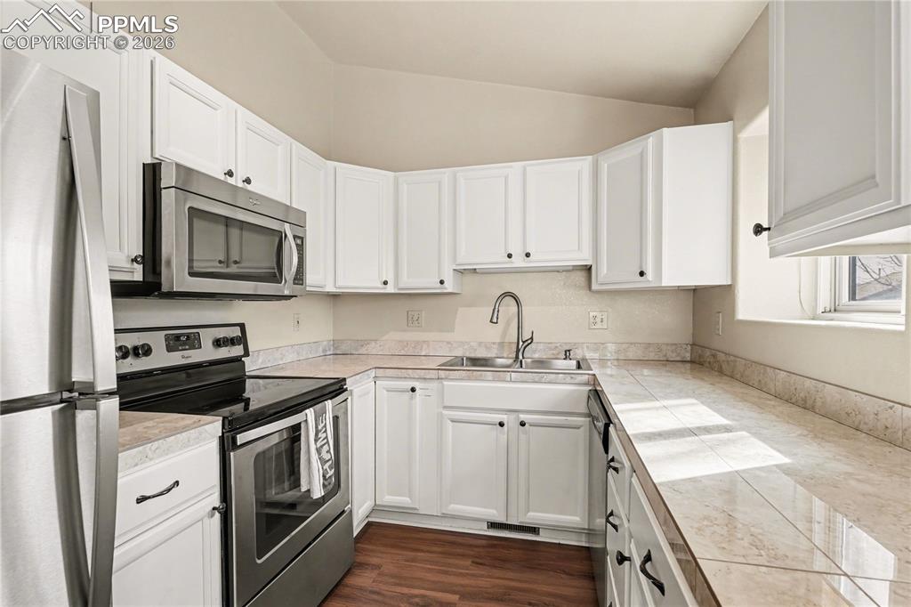 Image 8 of 41: Kitchen