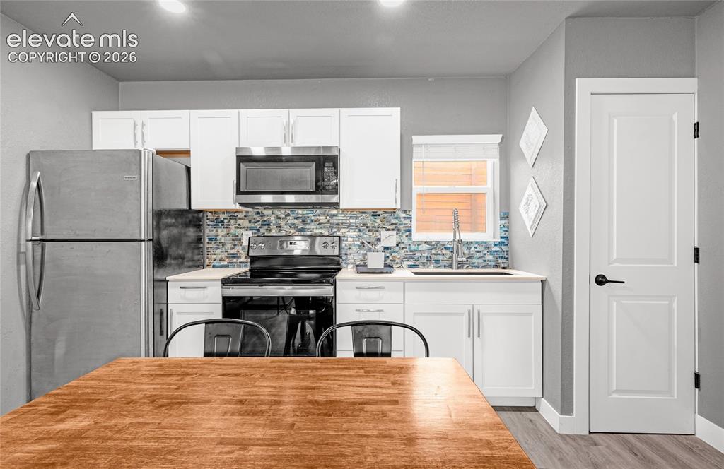 Image 43 of 48: Kitchen