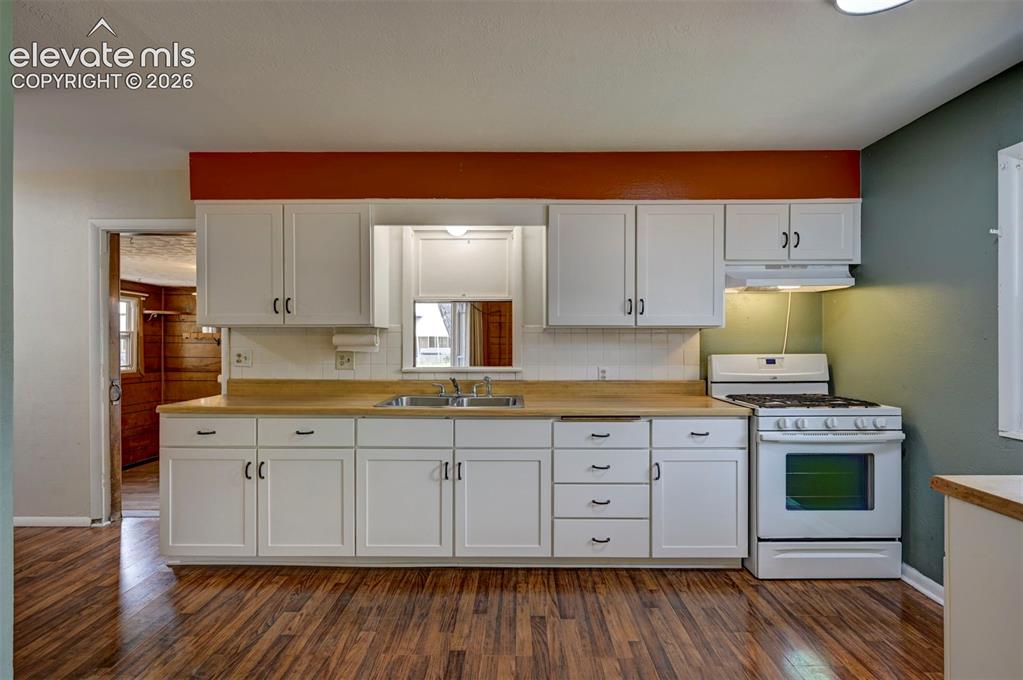 Image 15 of 40: Kitchen