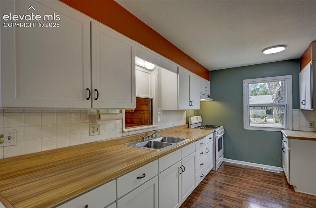 Image 17 of 40: Kitchen