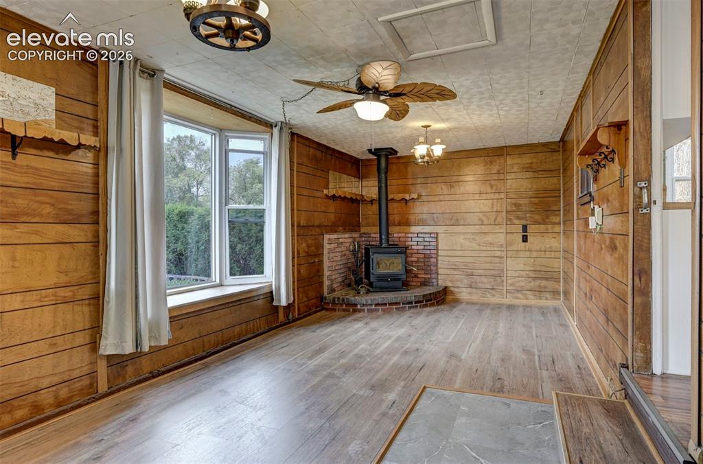 Image 19 of 40: Living Room