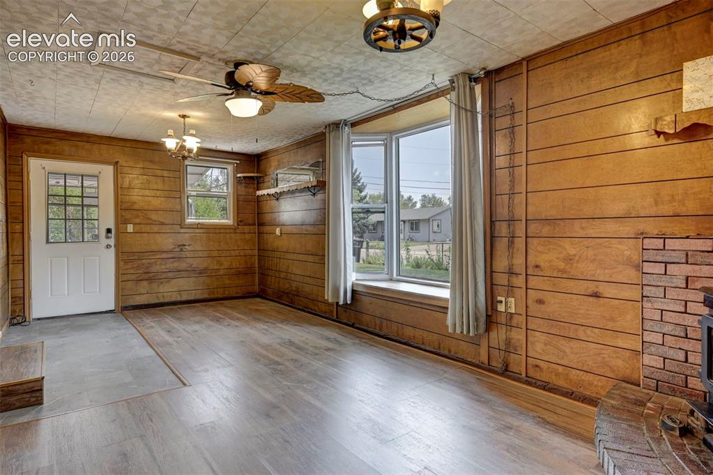 Image 22 of 40: Family Room