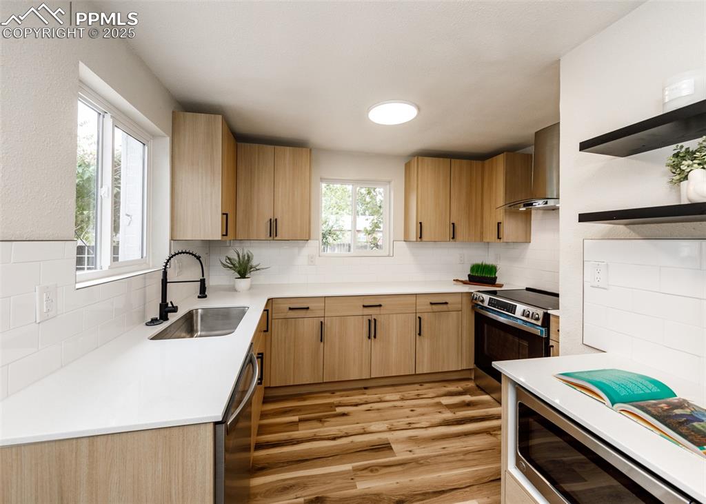 Image 14 of 50: Kitchen