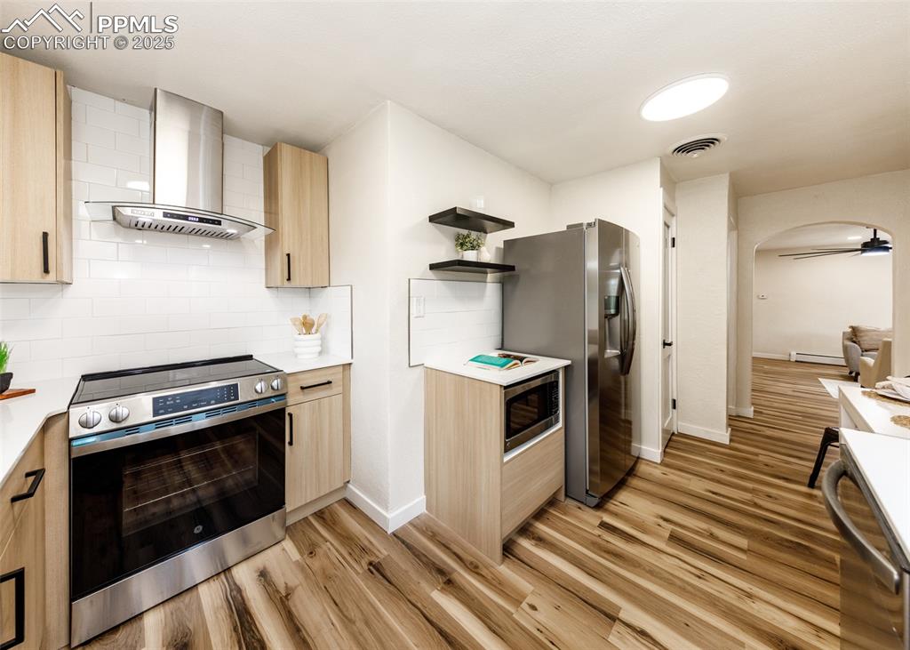 Image 15 of 50: Kitchen