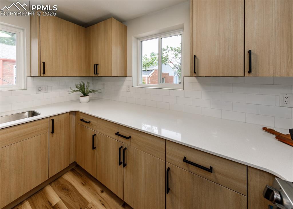 Image 16 of 50: Kitchen