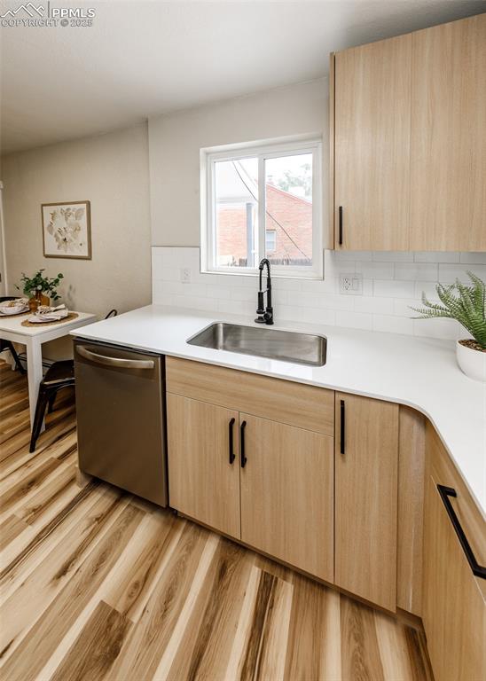 Image 17 of 50: Kitchen