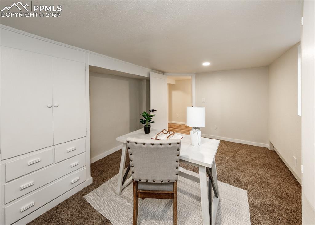 Image 29 of 50: Office