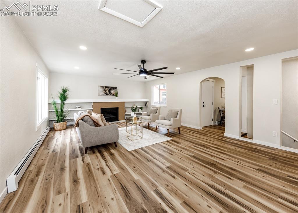 Image 8 of 50: Living Room