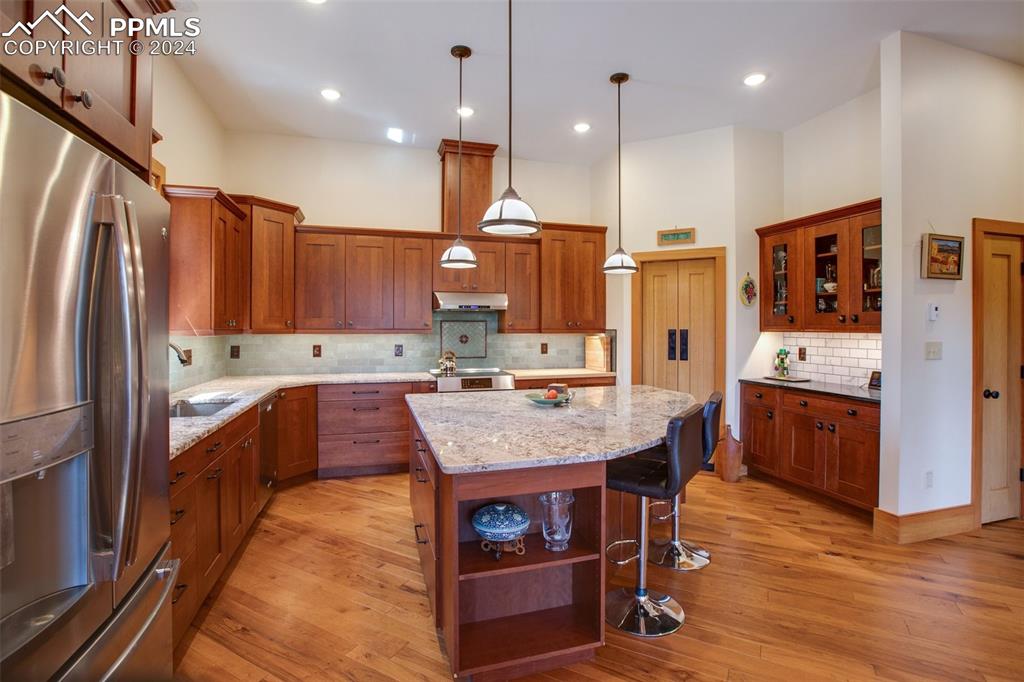 Image 10 of 50: Kitchen