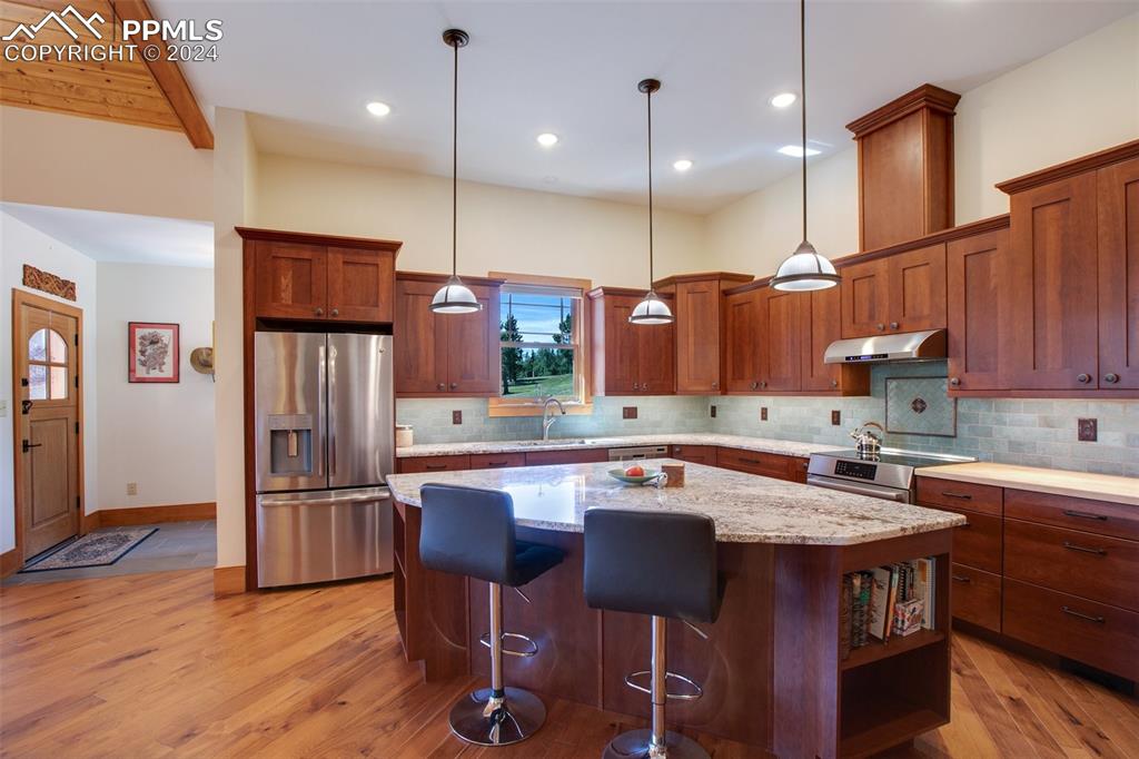 Image 11 of 50: Kitchen
