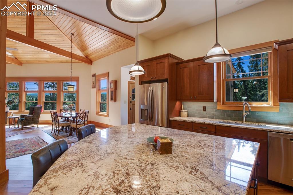 Image 12 of 50: Kitchen