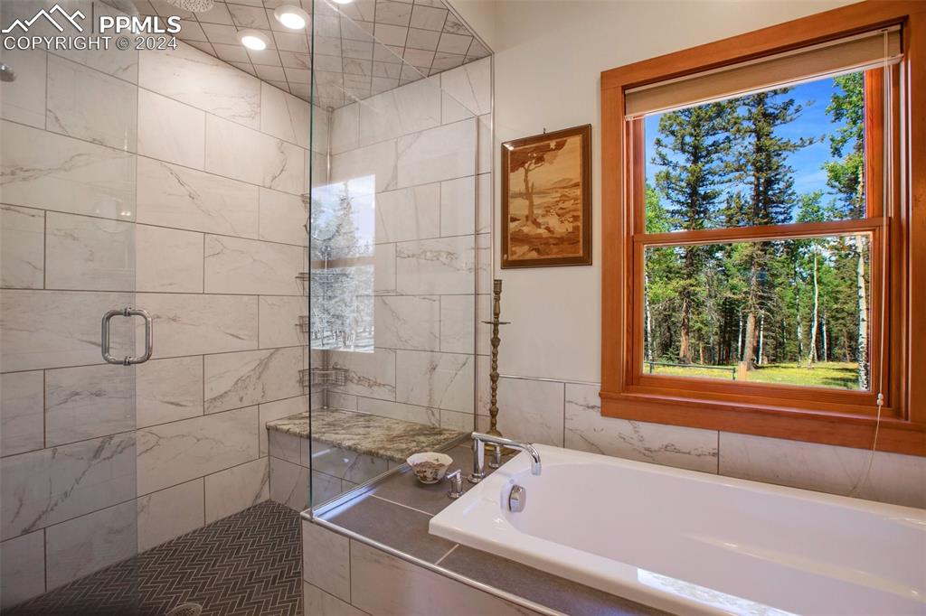 Image 16 of 50: Bathroom