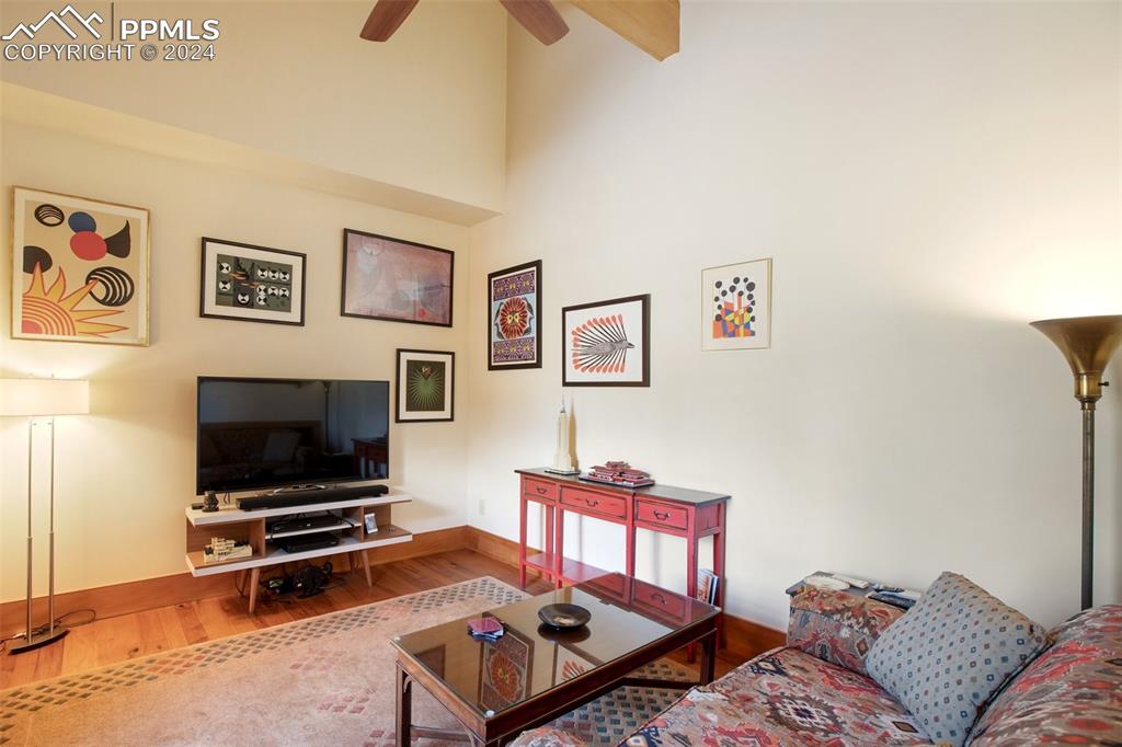 Image 18 of 50: Living Room