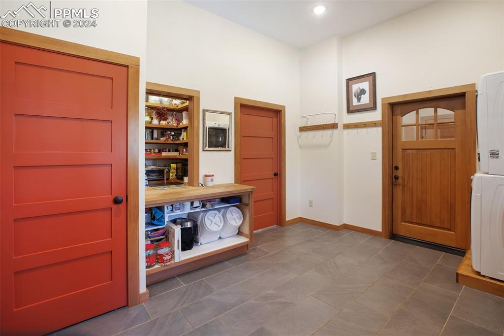 Image 19 of 50: Entry