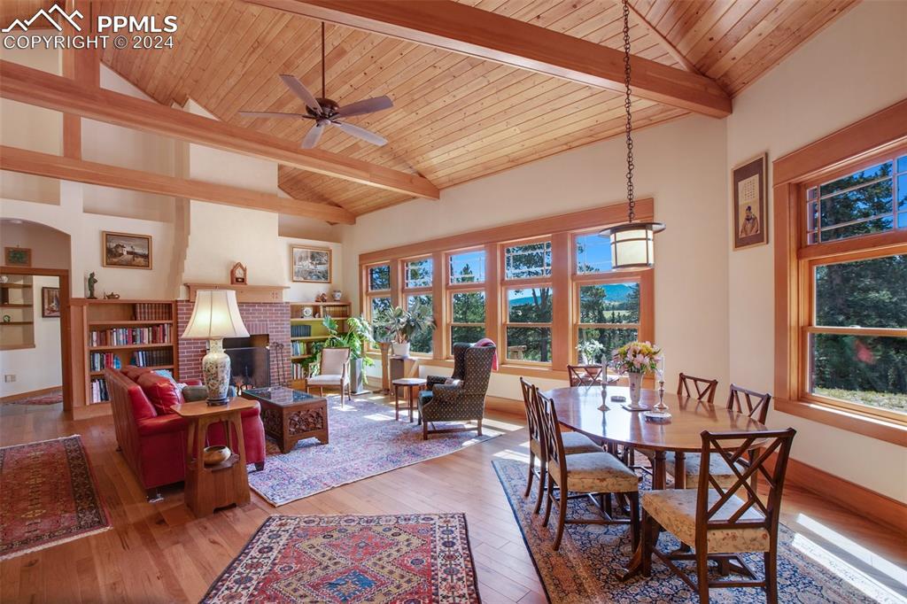 Image 7 of 50: Dining Area