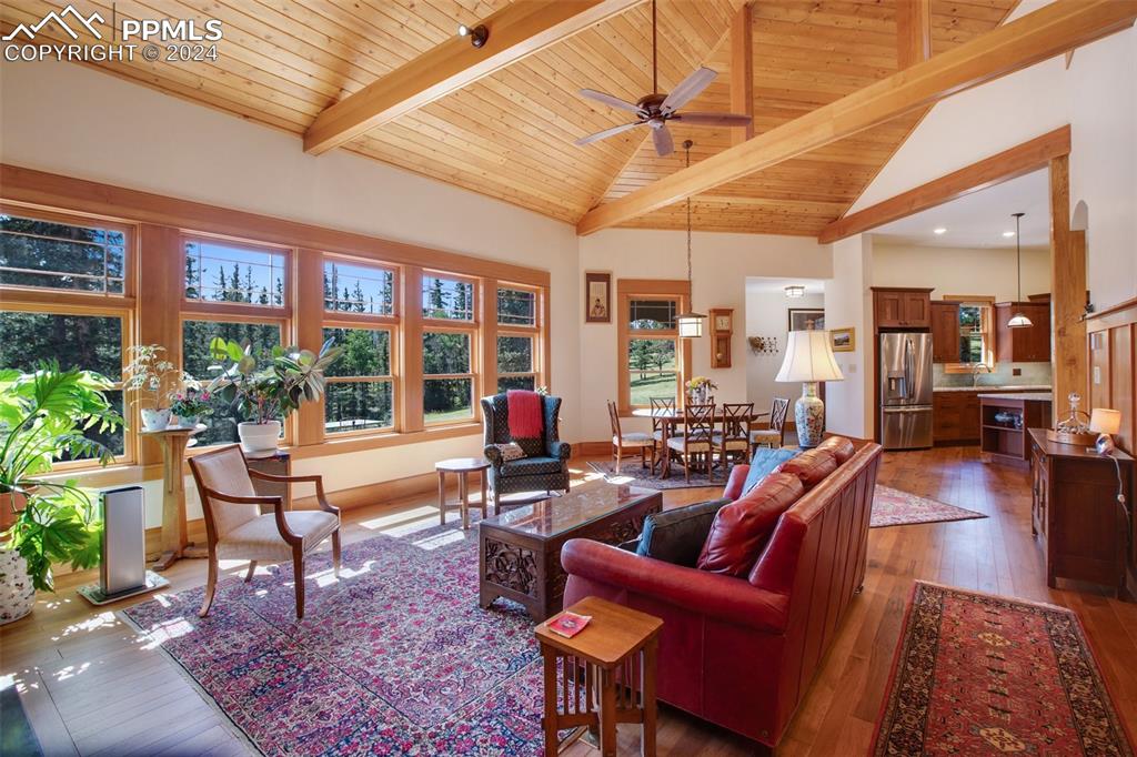 Image 8 of 50: Living Room